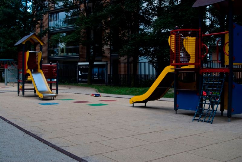 (Хорошо, детская игровая площадка поднимает стандарт поселения. фото Legi Польша)