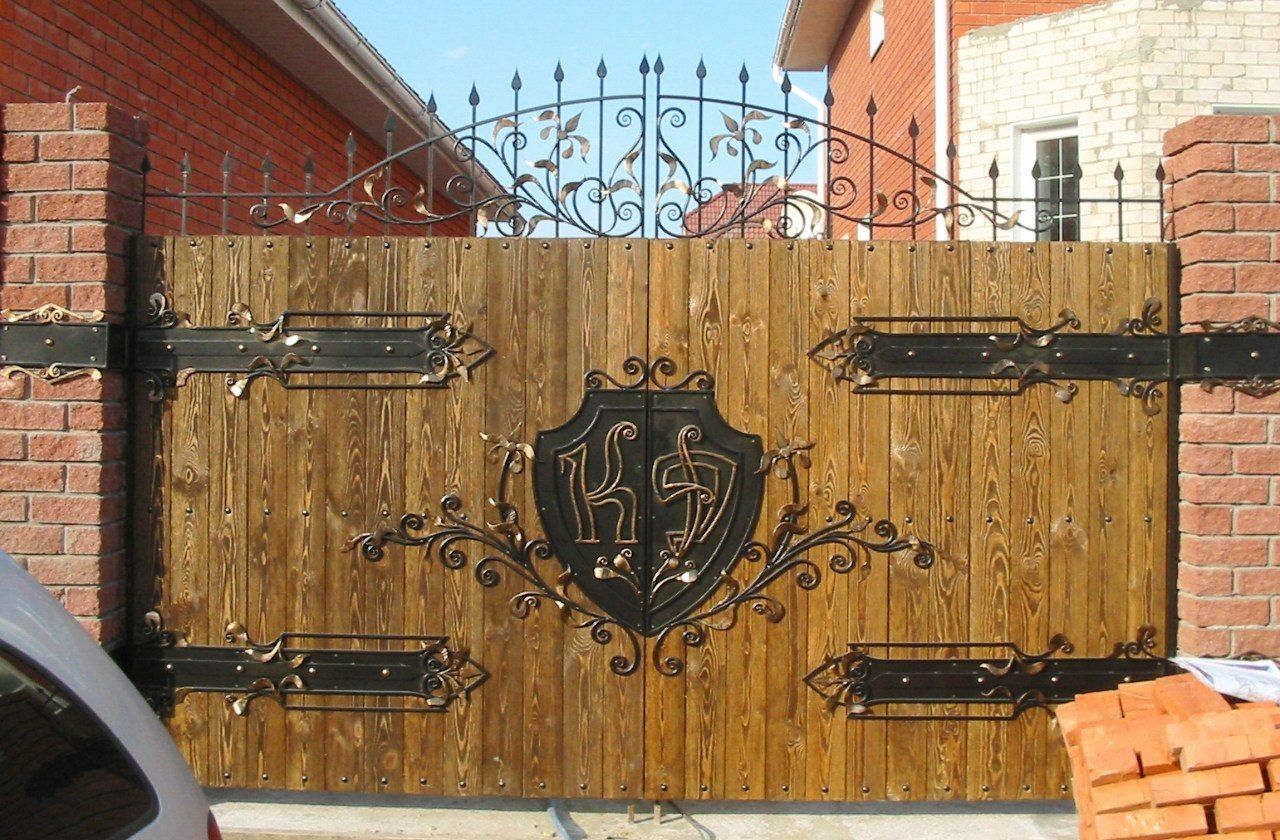 деревянные ворота с элементами ковки