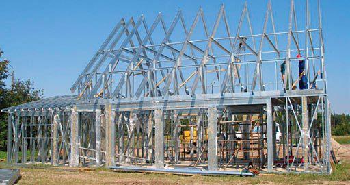 Прочность стальной конструкции позволяет построить практически полностью стеклянные несущие стены