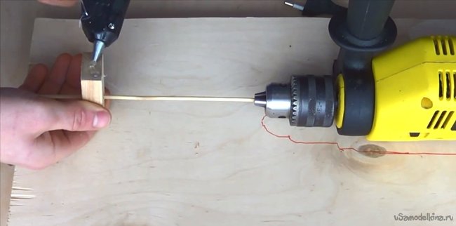 Як зробити міні токарний верстат з дрилі, який буде корисним для обробки пінопласту