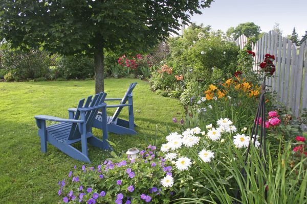 голубые стулья в саду.