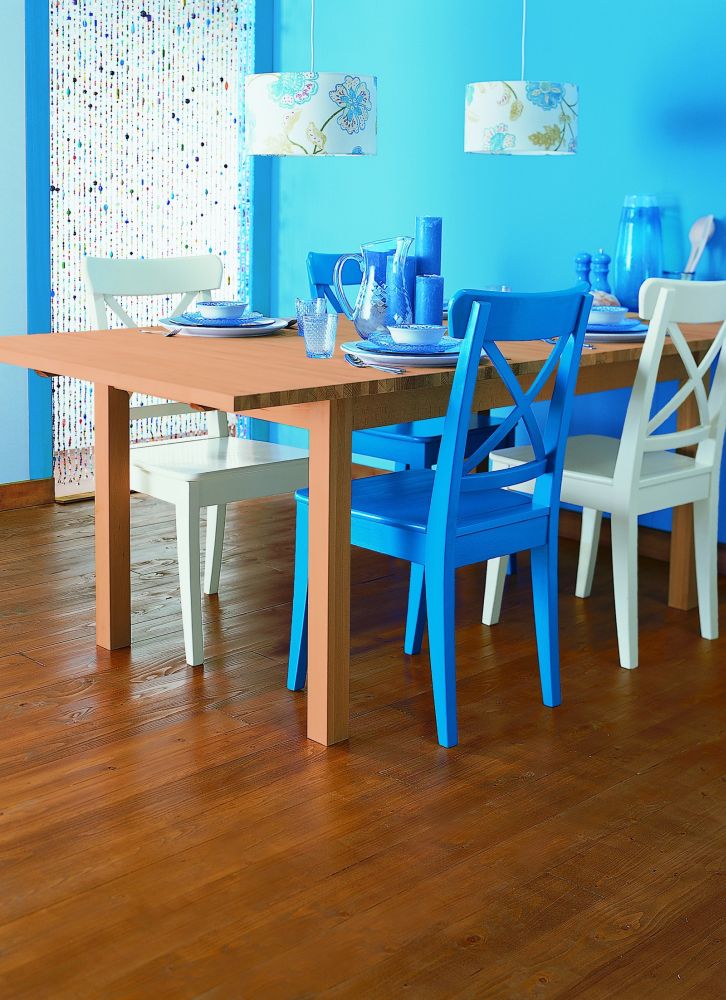 Синяя столовая выполнена краской Dekoral