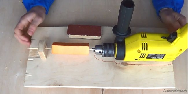 Як зробити міні токарний верстат з дрилі, який буде корисним для обробки пінопласту