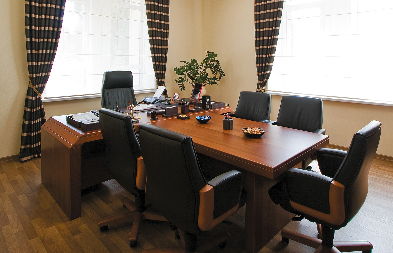 Черный стол в кабинете директора - какие стулья к нему подойдут