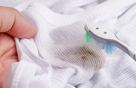 Как быстро удалить жирное пятно с одежды