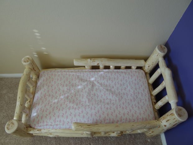 Дерев'яне ліжко для малюків