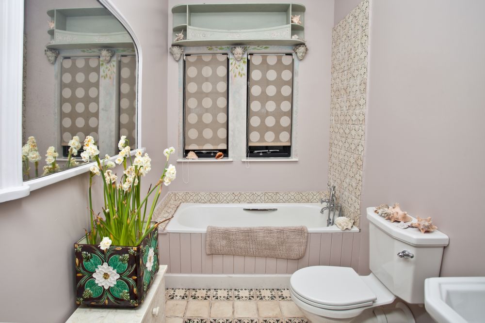 Особенно в маленькой ванной комнате цветы следует располагать так, чтобы они не мешали нам в повседневной деятельности.