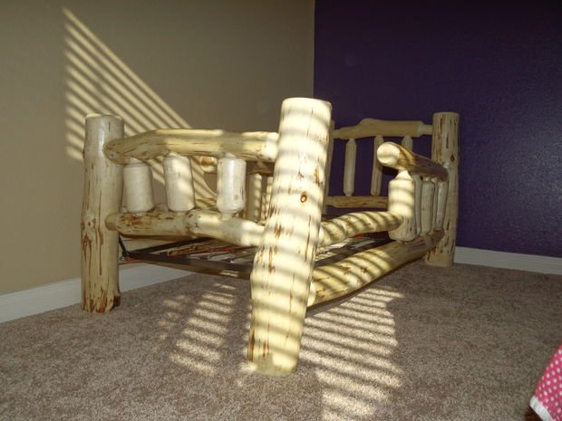 Дерев'яне ліжко для малюків
